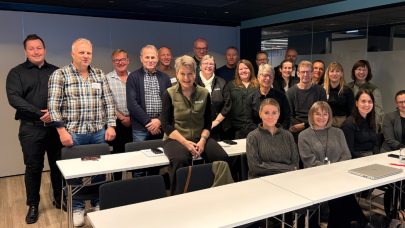 Inger Smågård ( i grønn vest) omgitt av dyktige regnskapsførere for landbruket. Foto: Stine Helland