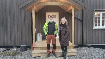 Eva Kaldahl og Knut Haga har vært økobønder siden 1995. Selv om de nå går over i en ny rolle som kårfolk, har de tonnevis med økologisk erfaring som de ønsker å dele – blant annet om hvordan man kan håndtere ugras på en best mulig måte. Foto: Elin T.